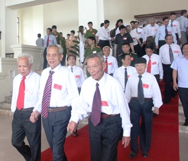 Các cán bộ lãnh đạo Hà Tĩnh qua các thời kỳ tới dự buổi lễ kỷ niệm