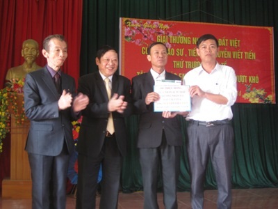 Thứ trưởng Bộ Y tế Nguyễn Viết Tiến trao 80 triệu đồng cho Quỹ Khuyến học xã Cẩm Thạch.