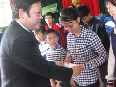 Thứ trưởng Bộ Y tế Nguyễn Viết Tiến trao 80 triệu đồng cho Quỹ Khuyến học xã Cẩm Thạch.