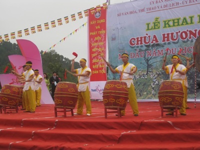 Hà Tĩnh: Khai hội chùa Hương Tích - 2 Đánh trống khai hội chùa Hương - mở đầu cho năm du lịch Hà Tĩnh 2014