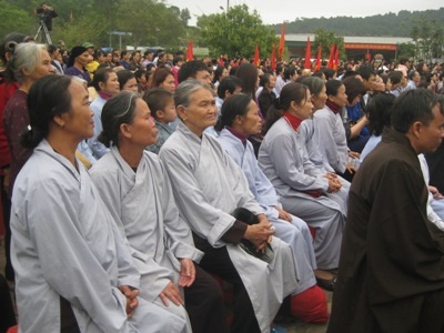 Hà Tĩnh: Khai hội chùa Hương Tích - 3 Đông đảo tăng ni phật tử khắp mọi miền đất nước đã đến dự khai hội chùa Hương 2014