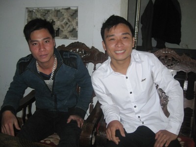 Chú rể Nguyễn Hoàng Nhất (áo trắng)  vui vẻ kể chuyện