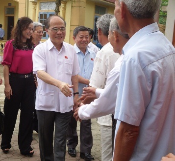 Chủ tịch Quốc hội Nguyễn Sinh Hùng tiếp xúc cử tri tại Hà Tĩnh