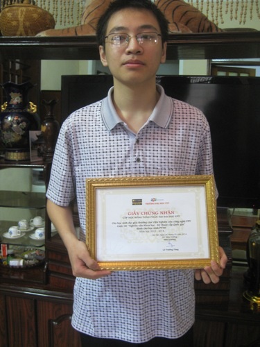 Cậu học trò chuyên Lý say mê sáng tạo phần mềm Tin học - 2 Nguyễn Tiến Mạnh và giải thưởng của mình.