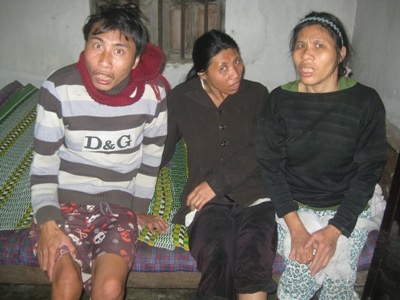Thương người cha già chăm 3 con bị bại não - 2 Mặc dù đã ngoài 30 tuổi nhưng họ chỉ nhưng 3 người con không thể tự chăm sóc bản thân