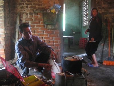 Thương người cha già chăm 3 con bị bại não - 3 Mọi công việc trong gia đình đều một tay ông Thành quán xuyến