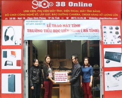 Ngân hàng Bản Việt trao tặng 5 bộ máy tính đến trường tiểu học Liên Minh - 1 Ngân hàng Bản Việt trao tặng 5 bộ máy tính đến trường tiểu học Liên Minh