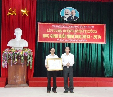 Trao giải cho các học sinh Hà Tĩnh đoạt giải cao trong năm học 2013 -2014
