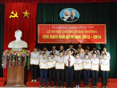 Trao giải cho các học sinh Hà Tĩnh đoạt giải cao trong năm học 2013 -2014