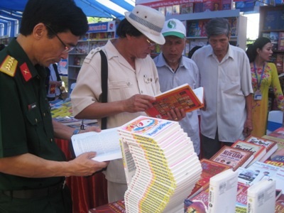 Buổi triễn lãm thu hút được dông đảo độc giả từ nhiều lứa tuổi khác nhau