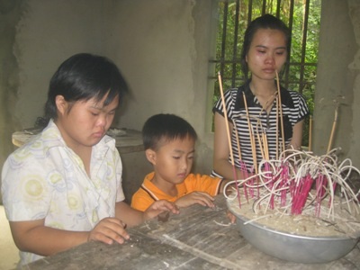 4 chị em bơ vơ vì mất cả bố lẫn mẹ - 1 Chị em Nhớ bên bàn thờ bố