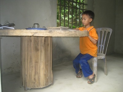 4 chị em bơ vơ vì mất cả bố lẫn mẹ - 2 Chiếc lõi đựng dây cáp được anh Hương nhặt về làm bàn học cho con