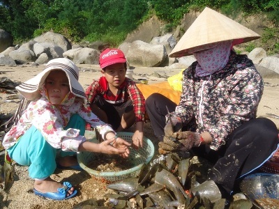 Hà Tĩnh: Mưu sinh  nhờ lộc biển - 6 Căng bạt làm chỗ ngồi