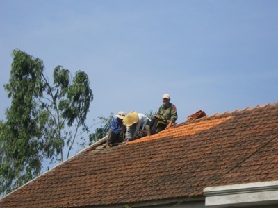 Người dân khắc phụ hậu quả do lốc xoáy