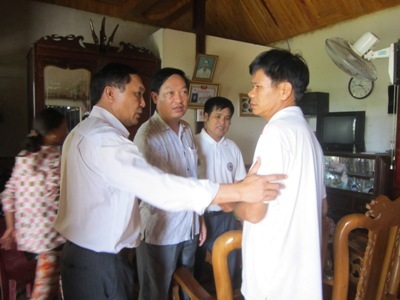 Chính quyền địa phương thăm hỏi và động viên gia đình cháu Hoàng