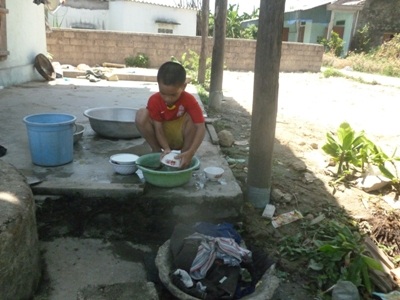 Mới 9 tuổi nhưng em đảm đang như một người lớn trong nhà