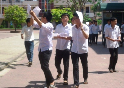 Đề thi môn Sinh dài nhưng không khó - 2 Nhảy cẫng vì kết thúc kỳ thi tốt nghiệp THPT. (Ảnh: Phượng Vũ)