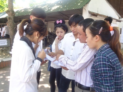 Thời sự biển Đông vào đề Văn thi tốt nghiệp - 27 Thí sinh tɲao đổi bài sau khi kết thúc môn thi. (Ảnh: Phượng Vũ)