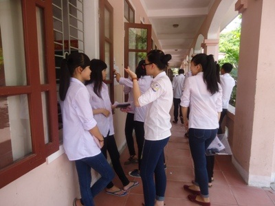 Thí sinh Hà Tĩnh trước khi vào phòng thi môn Toán. (Ảnh: Phượng Vũ)