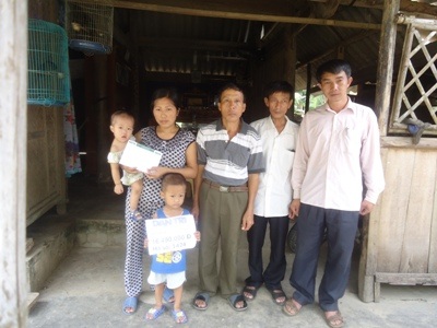 Mẹ con chị Đặng Thị Huệ cảm động đón nhận số tiền của bạn đọc báo Dân trí