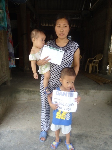 Mẹ con chị Đặng Thị Huệ cảm động đón nhận số tiền của bạn đọc báo Dân trí