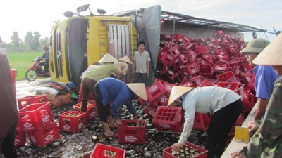 Người dân gom bia giúp tài xế