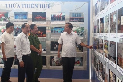 Trao bằng khen cho các tuyên truyền viên xuất sắc  của 11 tỉnh