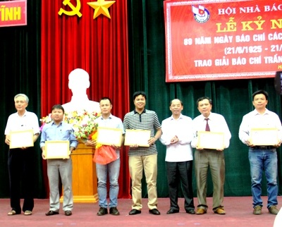 PV Văn Dũng - Huy Thái (thứ 4, thứ 5 từ phải qua) nhận giải A giải báo chí Trần Phú 
