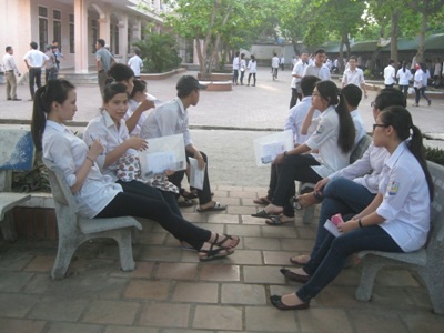 Nhiều thí sinh đến sớm chờ buổi thi Văn - 6 Nhiều thí sinh ôn tập kiến thức trước khi vào phòng thi môn Văn. (Ảnh: Phượng Vũ)