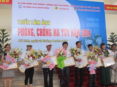 Trao bằng khen cho các tuyên truyền viên xuất sắc  của 11 tỉnh