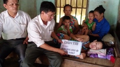 2 đứa trẻ thơ chơi đùa bên mẹ