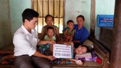 2 đứa trẻ thơ chơi đùa bên mẹ