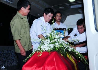 Vụ máy bay rơi: Đón người lính trở về! - 1 Linh cữu của thiếu úy Nguyễn Đình Bình được đồng đội đưa về quê nhà trong đêm 11/7