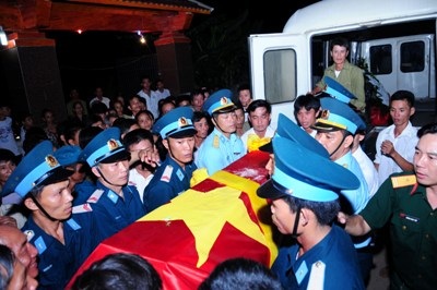 Vụ máy bay rơi: Đón người lính trở về! - 2 Linh cữu của thiếu úy Nguyễn Đình Bình được đồng đội đưa về quê nhà trong đêm 11/7