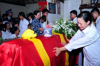 Vụ máy bay rơi: Đón người lính trở về! - 4 Người nhà khóc nghẹn đón nhận linh cữu của liệt sĩ Nguyễn Đình Bình