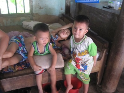 Hơn 420 triệu đồng đến với mẹ con chị Nguyễn Thị Bình - 1 2 đứa trẻ thơ chơi đùa bên mẹ