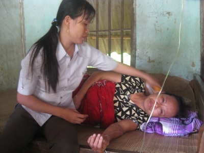 Mẹ ruột chị Bình ngã quệ khi sức khỏe chị Bình ngày càng xấu đi