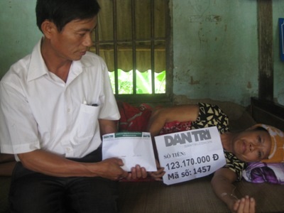 Gia đình chị Nguyễn Thị Bình đón nhận số tiến 123.170.000 của bạn đọc báo Dân trí ủng hộ