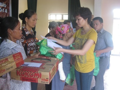 Trao quà đến các gia đình khó khăn