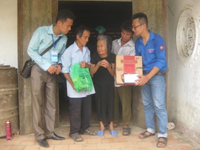 Các nhà từ thiện đã đến nhà để thăm hỏi và tặng quà