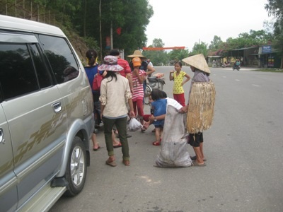 Bán sim cho khách du lịch tại ku di tích Ngã Ba Đồng Lộc