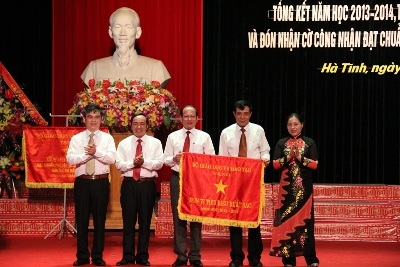 Sở GD-ĐT Hà Tĩnh đón nhận cờ thi đua xuất sắc của Bộ GD-ĐT trao tặng