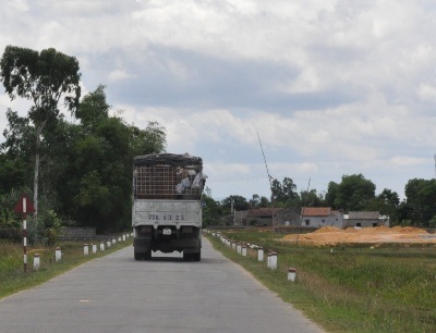 Né trạm cân, xe quá tải đổ bộ vào đường nông thôn