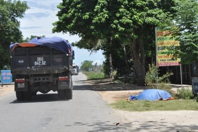 Xe quá tải né trạm cân, nghênh ngang chạy trên đường nông thôn