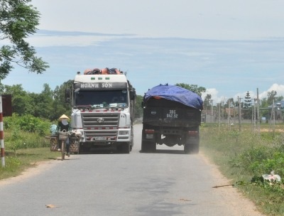 Xe quá tải lấn chiến hết lòng đường