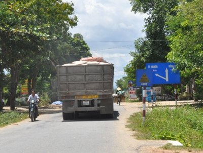 Xe quá tải né trạm cân, nghênh ngang chạy trên đường nông thôn
