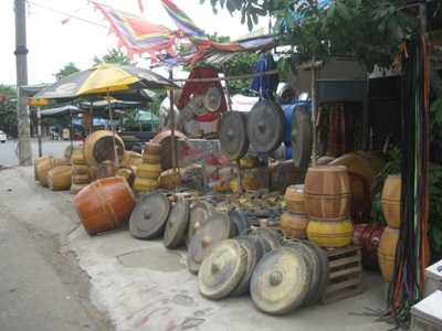 Làng trống rộn rã vào mùa Vu Lan - 10 Trống Bắc Thai được bày bán khắp phiên chợ tỉnh trong dịp lễ Vu Lan