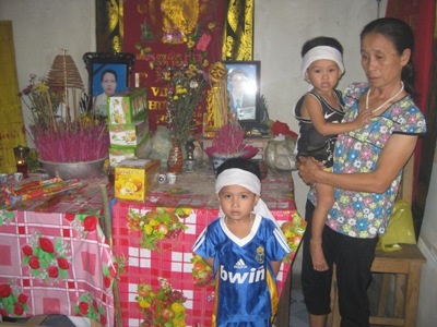 Chị Nguyễn Thị Bình đã mất vì bệnh ung thư - 1 2 em Võ Tá Việt Chính và Võ Tá Việt Sang bên bàn thờ của bố mẹ