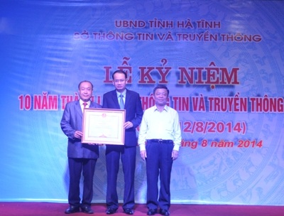 Sở TT&TT Hà Tĩnh đón nhận Bằng khen của Thủ tướng Chính phủ