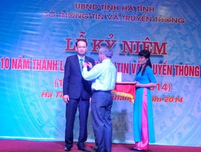 Ông Phan Tấn Linh - GĐ Sở TT&TT đón nhận huân chương Lao động hạng 3 của Chủ tịch nước